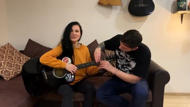 [Ярик Бро - Уроки Гитары] УЧУ СВОЮ МАМУ ИГРАТЬ НА ГИТАРЕ
