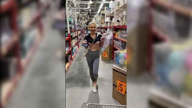 В магазине разделась