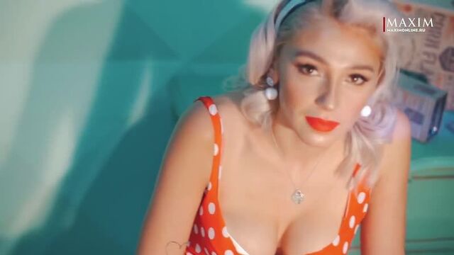 Настя Ивлеева голая в фотосессии журнала Maxim Россия разделась показала сиськи засветила фигуру без одежды голые блогерши_720p