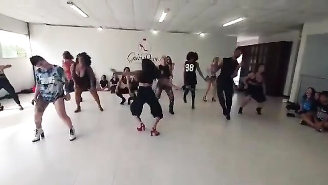 Morena gostosa rebolando com shortinho atolado na bunda