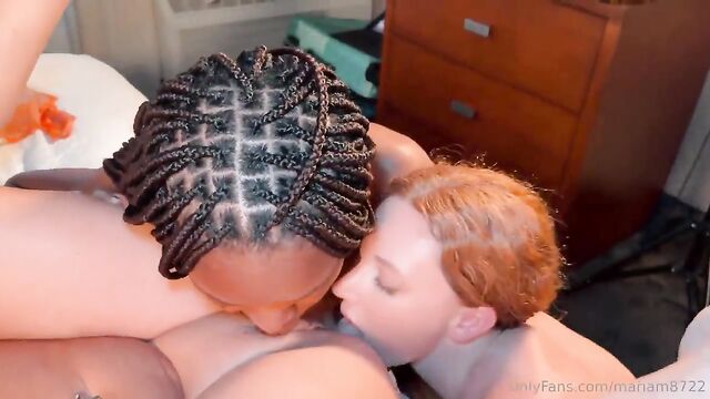 Black women use a machine to fuck and make cum