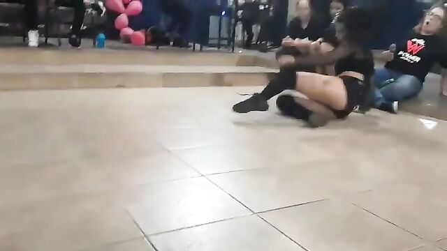 Morena gostosa rebolando com shortinho atolado na bunda