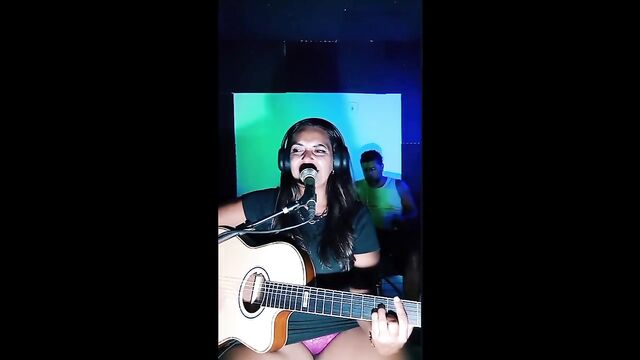 TikTok singer accidentally flashes her pussy during a live show
