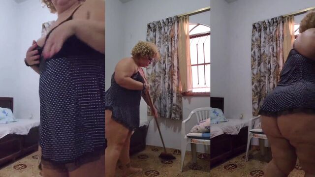 Hot chubby Brazilian girl Regiara Souza shows her delicious ass