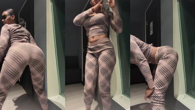Twerking Ebony Phat Ass with a seductive and captivating performance