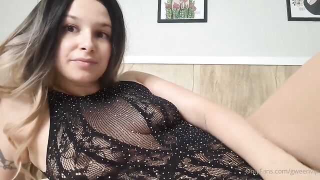 A gostosa brasileira guia a sua punheta em um vídeo de JOI