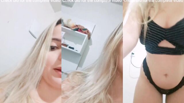 Blonde girl shows her boobs on FaceCast during streaming