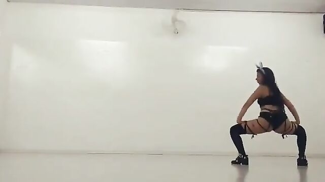 Morena gostosa rebolando com shortinho atolado na bunda
