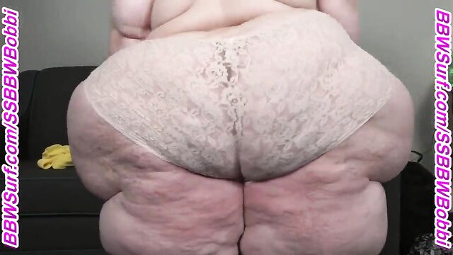 SSBBW Fatwaifu Bubblybooty shows off her fat ass in action