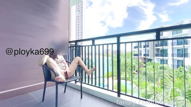 A stranger fucked the poor woman in the village