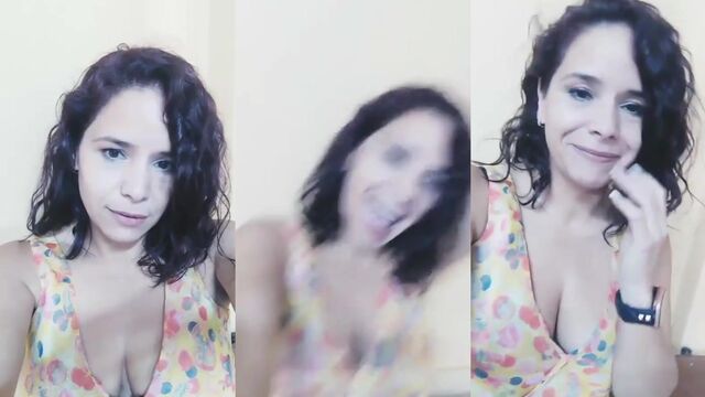 Coroa safada se exibindo de forma muito atraente e gostosa