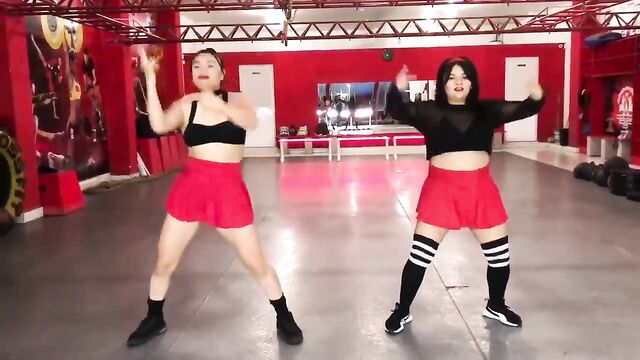 Hot ass twerk with Moviendo la verga action