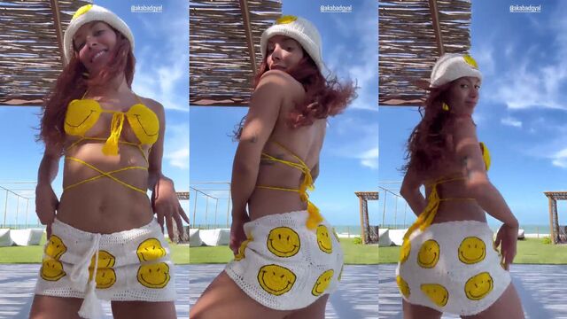 Anitta, gostosa singer, rebolando sensually on the couch