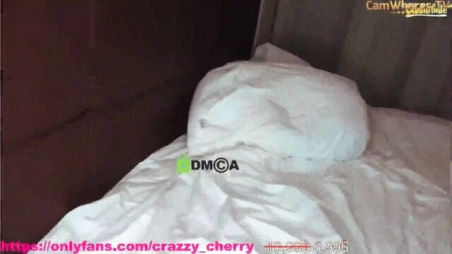 Fit babe Crazzy Cherry gets wild on cam show