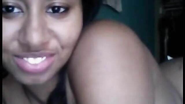 Ebony webcam model Trina Foxx shows off her big boobs and twerks