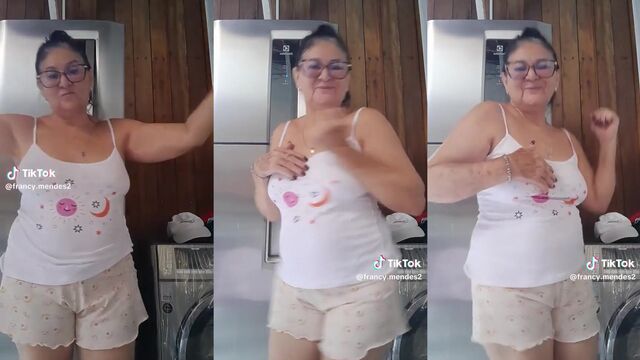 A safada coroa se apresenta dançando e mostrando sua bucha aberta