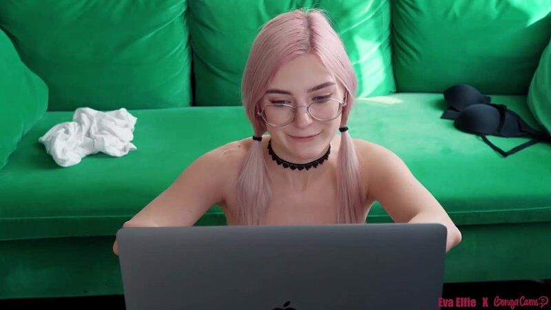 Eva Elfie пригласила фаната разнообразить стрим новым членом