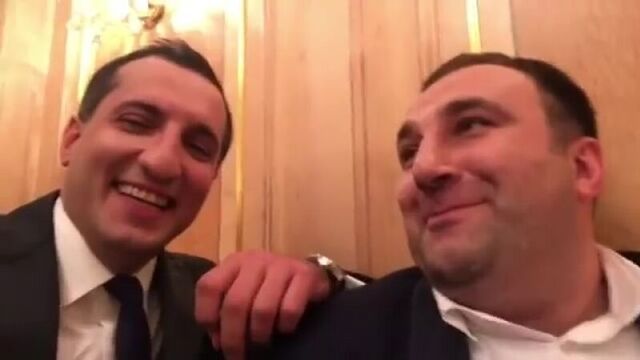 Пять голубей сидели на пяти камнях на Абхазском