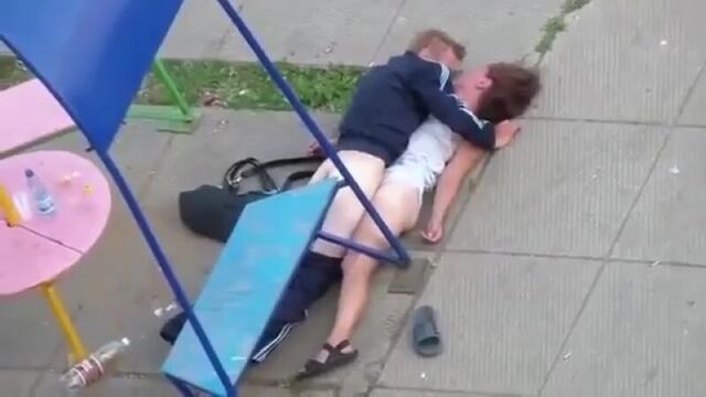 Алкаши трахаются на улице